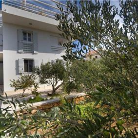 3 Bedroom Villa with Pool, Terrace and Sea Views near Vinisce, Sleeps 7